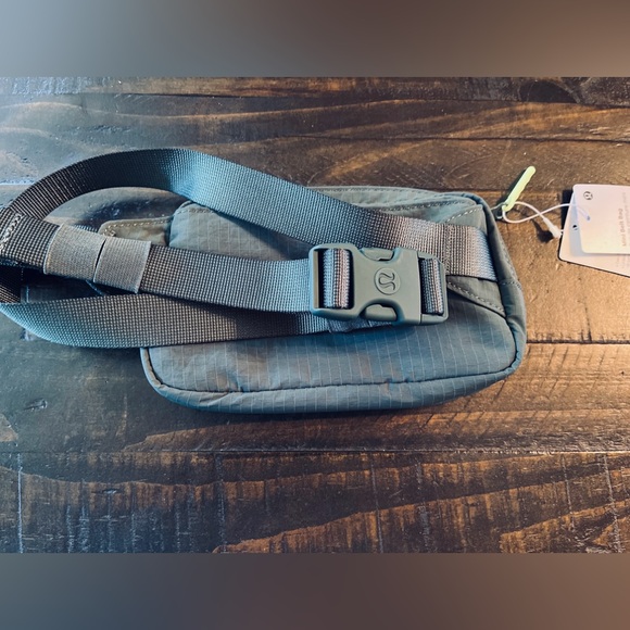 Lululemon Mini Belt Bag 0.7L NWT - Picture 5 of 13